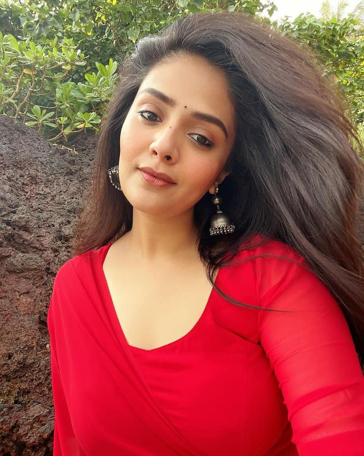 sreemukhi - updatenews360.jpg 2